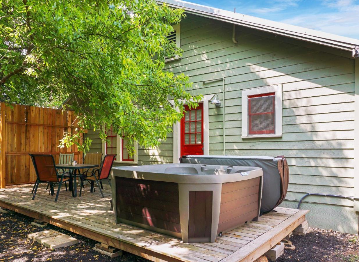 Bungalows On The Square- Unit 1 Wimberley Dış mekan fotoğraf